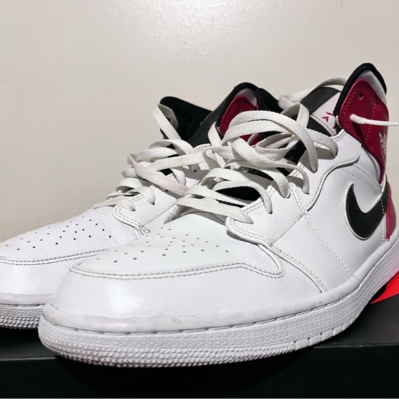 2019 Mens Nike Air Jordan 1 Mid White Chicago Red Black White Size 13 NDS - Picture 2 of 10